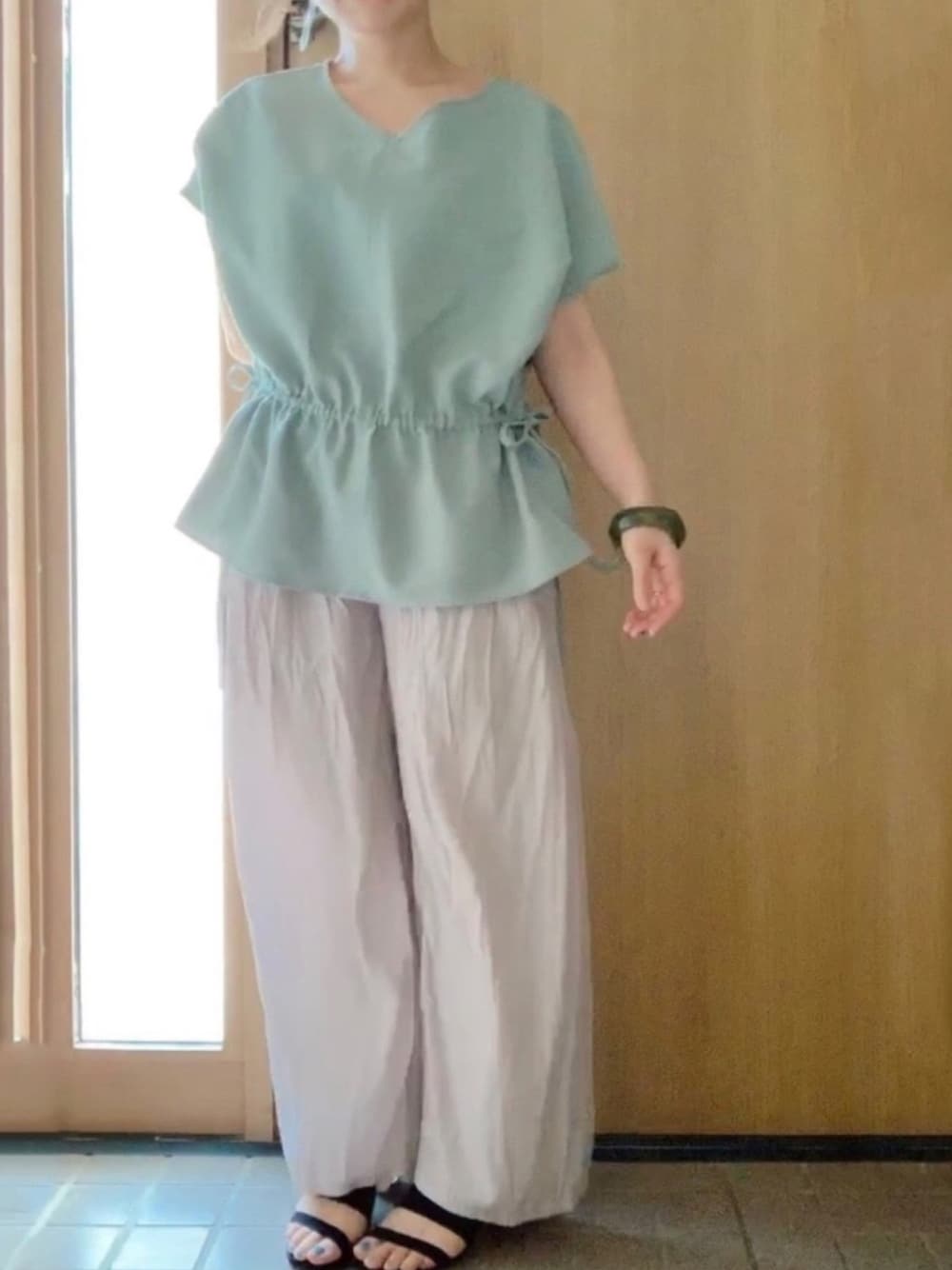 「シンプルコーデ、ミントグリーン、Crisp、オトナ女子、休日コーデ、サテンパンツ、おしゃれさんと繋がりたい、低身長コーデ、ゆるコーデ、艶パンツ」｜「earth music&ecologyのドロスト前後2wayブラウス ＊（シャツ/ブラウス、グリーン系）」を使った、𝕣 𝕚𝕔𝕒𖤐☄︎さん（レディース・152cm）の夏コーディネートの1枚目の写真