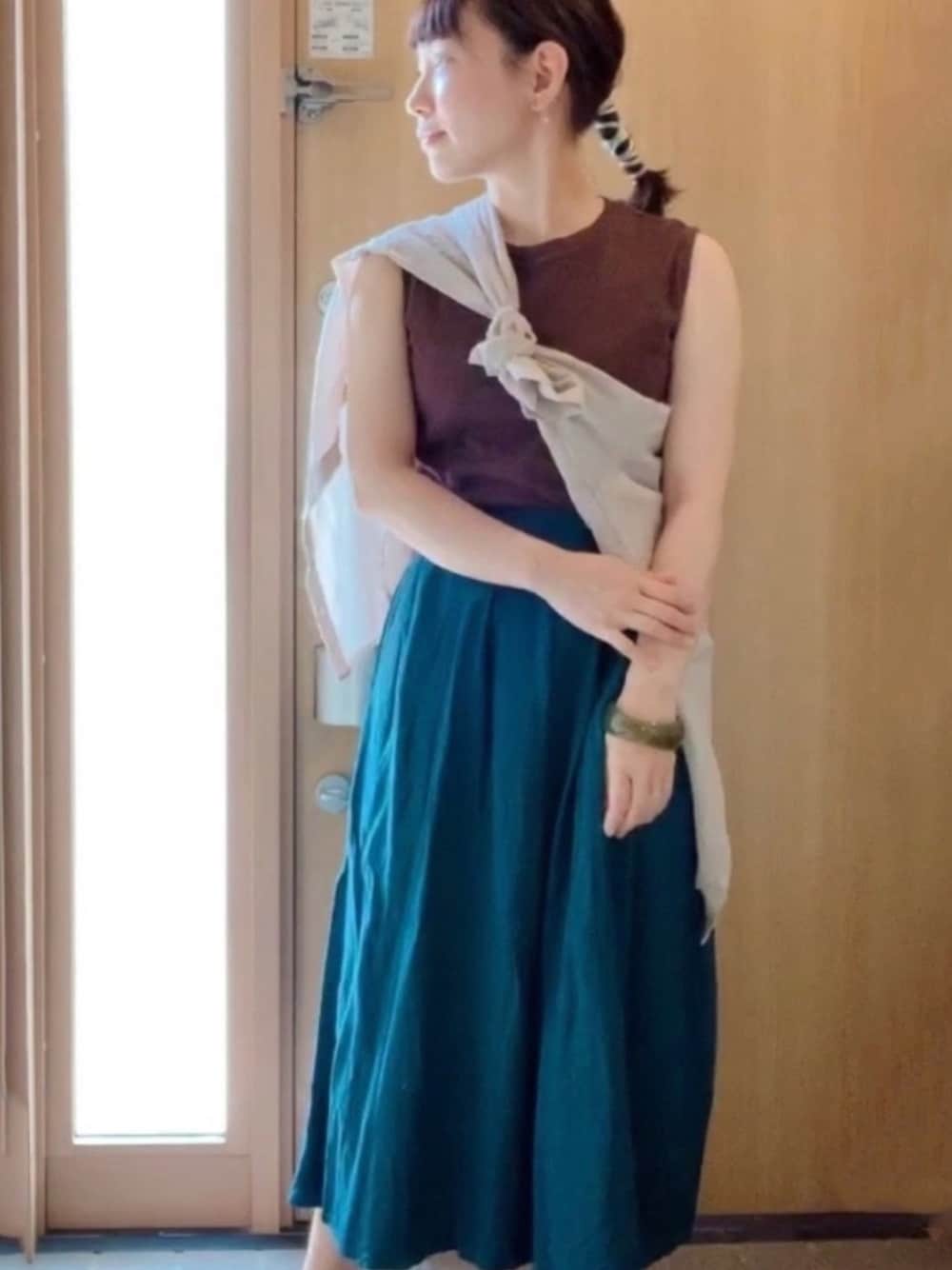 「たすき掛け、緑スカート、グリーンスカート、GU、茶色トップス、タンクトップ、シアーシャツ、きれいめカジュアル、シンプルコーデ、ストリートコーデ」｜「earth music&ecologyのレーヨンリネンフレアスカート ＊（スカート、グリーン系）」を使った、𝕣 𝕚𝕔𝕒𖤐☄︎さん（レディース・152cm）の夏コーディネートの1枚目の写真