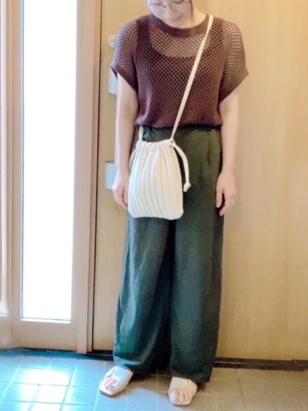「フイッシュネット、ベスト、オトナカジュアル、カーキパンツ、ゆるパンツ、休日コーデ、低身長コーデ、ご近所コーデ、ぐるぐる巻き、プリーツバッグ」｜「NEUNAの麻フィッシュネットビッグベスト/サマーニット（ベスト、ブラウン系）」を使った、𝕣 𝕚𝕔𝕒𖤐☄︎さん（レディース・152cm）の夏コーディネートの1枚目の写真