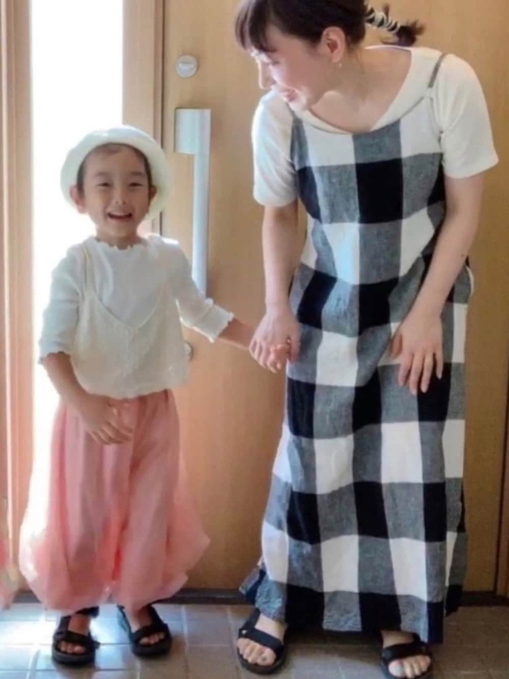 「お揃いコーデ、スポーツサンダル、スポーツmix、ギンガムチェック、ピンクパンツ、親子コーデ、おうち時間、キャミワンピ、男の子ママ」｜「GLOBAL WORKの【キッズ】クロシェフウベスト+チュニック/843012（Tシャツ/カットソー、ホワイト系）」を使った、𝕣 𝕚𝕔𝕒𖤐☄︎さん（レディース・152cm）の夏コーディネートの1枚目の写真