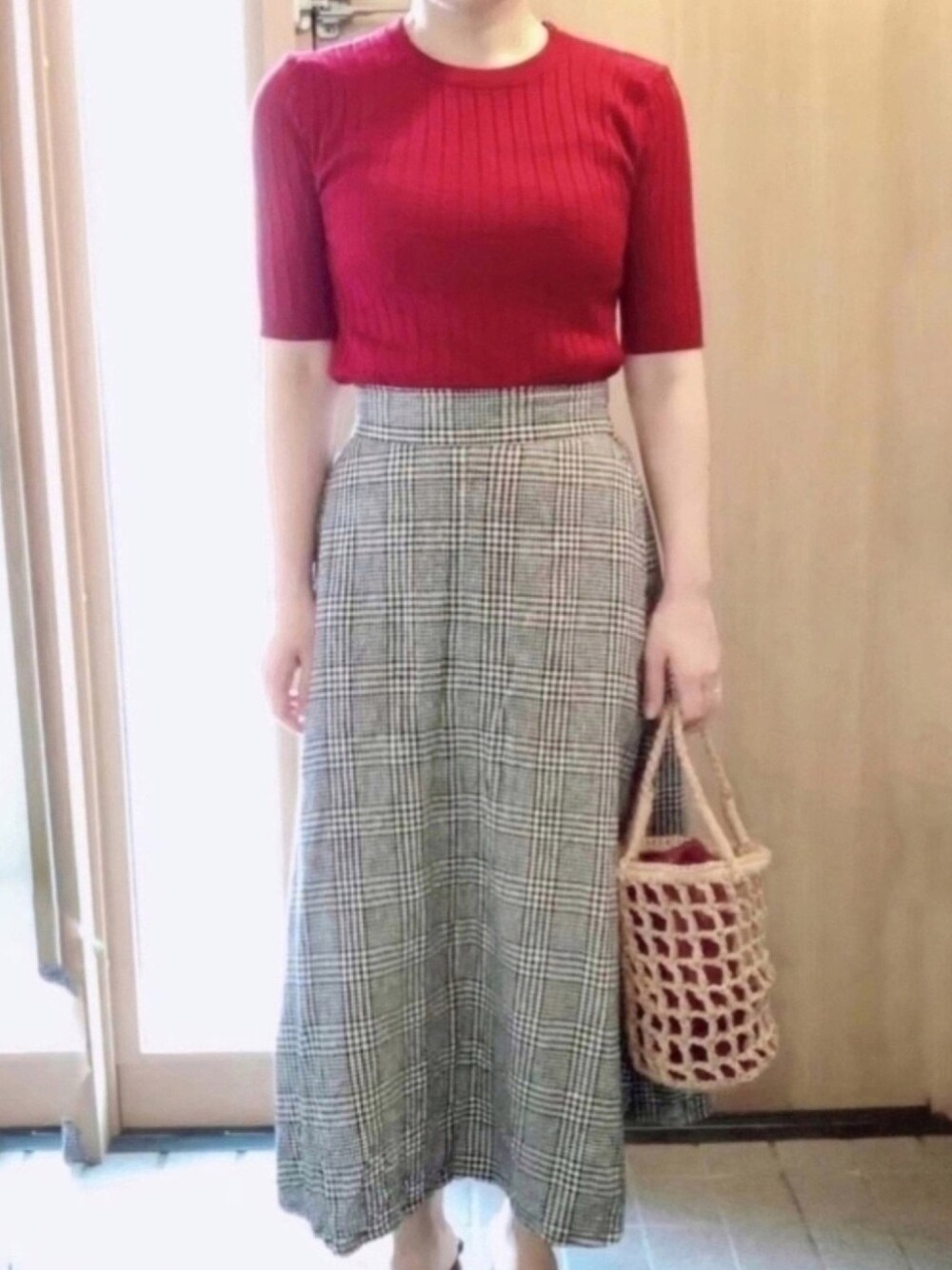 「ボールド、秋コーデ、グレンチェック、秋服準備はじめました、チェックスカート、かごバッグ、秋カラー、低身長コーデ、クリアヒール、赤ニット」｜「Girly Dollの半袖 ワイドリブサマーニットPO（ニット/セーター、レッド系）」を使った、𝕣 𝕚𝕔𝕒𖤐☄︎さん（レディース・152cm）の夏コーディネートの1枚目の写真