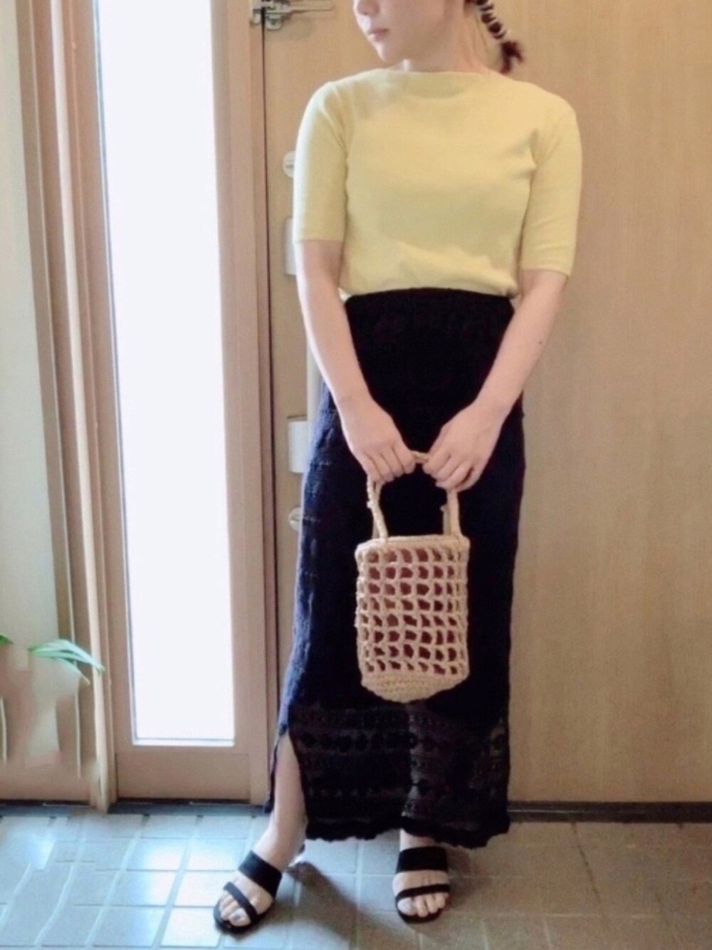「オトナカジュアル、黄色トップス、アパートバイローリーズ、黒レーススカート、クリアヒール、クリアサンダル、黒サンダル、黄色ニット、イエローコーデ、イエロー×ブラック」｜「A part byの14GCoソウバリボートネック5S　911838（ニット/セーター、イエロー系）」を使った、𝕣 𝕚𝕔𝕒𖤐☄︎さん（レディース・152cm）の夏コーディネートの1枚目の写真