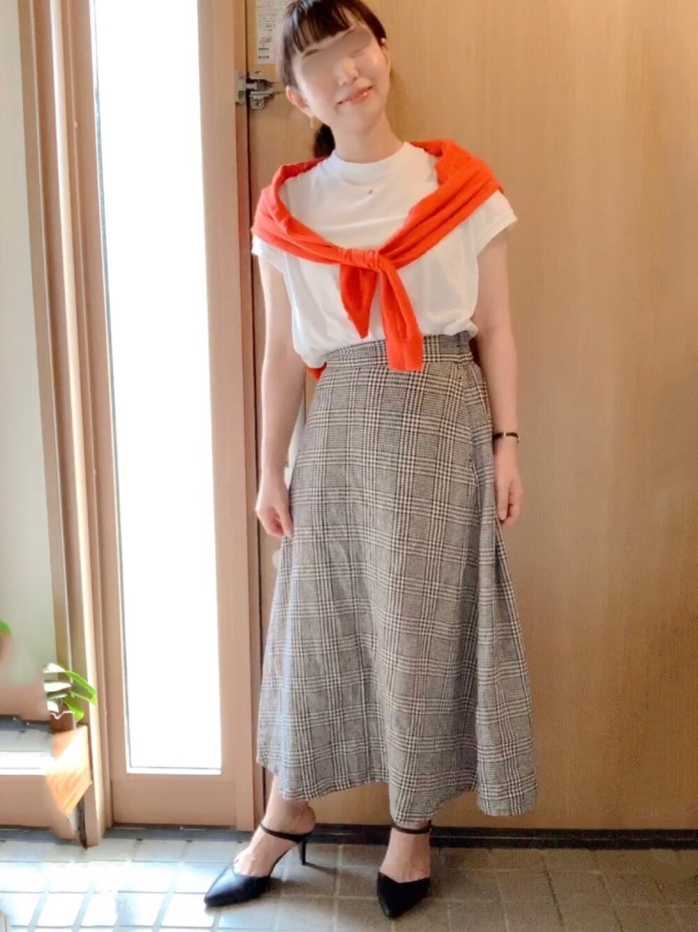 「グレンチェックスカート、グレンチェック、チェックスカート、白Tシャツ、赤カーディガン、差し色(赤)、シンプルコーデ、シンプルTシャツ、おしゃれさんと繋がりたい、なんか照れる🙈💞💭」｜「earth music&ecologyの麻レーヨンセミフレアスカート ＊＊（スカート、ブラック系）」を使った、𝕣 𝕚𝕔𝕒𖤐☄︎さん（レディース・152cm）の秋コーディネートの1枚目の写真