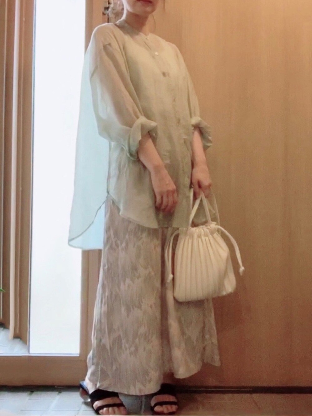 「シアーシャツ、natural couture、シースルー、ママコーデ、黒サンダル、ロングスカート、オーバーサイズ、オーバーシャツ、白バック、プリーツバッグ」｜「natural coutureのアートフェザー柄ロングスカート（スカート、ベージュ系）」を使った、𝕣 𝕚𝕔𝕒𖤐☄︎さん（レディース・152cm）の秋コーディネートの1枚目の写真
