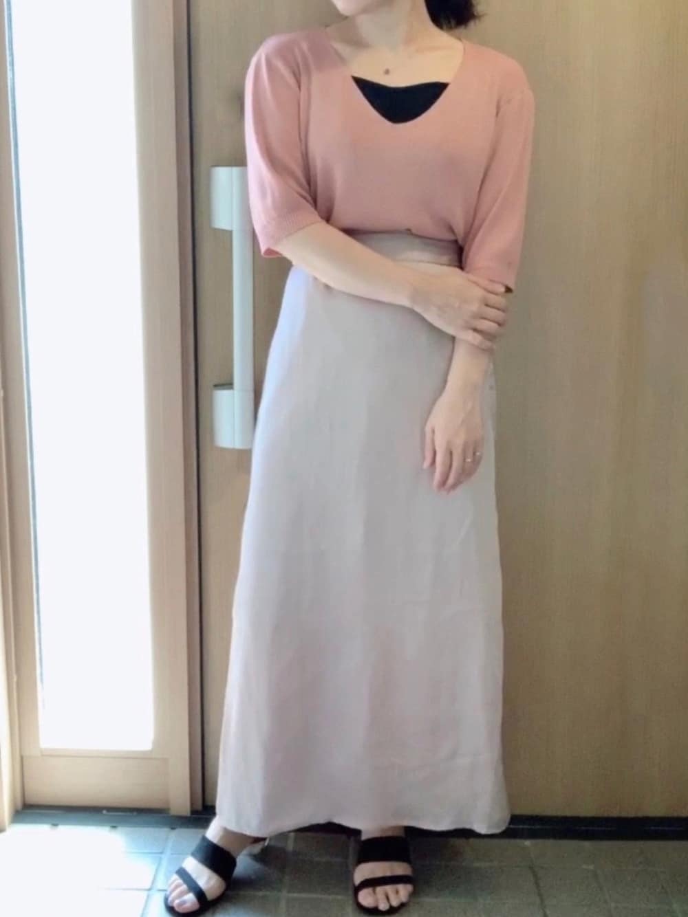 「サテンスカート、艶スカート、ピンクニット、大人カジュアル、黒サンダル、くすみピンク、ロングスカート」｜「YECCA VECCAの【Special Price】RE.サテンロングスカート（スカート、ベージュ系）」を使った、𝕣 𝕚𝕔𝕒𖤐☄︎さん（レディース・152cm）の秋コーディネートの1枚目の写真