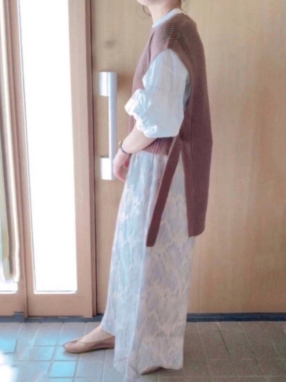 「秋服準備はじめました、茶色、ベスト、ベスト×シャツ、ベージュスカート、ロングスカート、ビスチェ、白シャツ、レイヤードスタイル、秋のカフェオレコーデ」｜「natural coutureのアートフェザー柄ロングスカート（スカート、ベージュ系）」を使った、𝕣 𝕚𝕔𝕒𖤐☄︎さん（レディース・152cm）の秋コーディネートの1枚目の写真