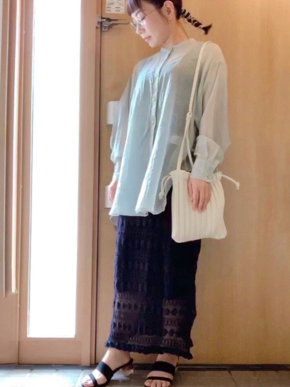 「アースミュージック＆エコロジー、シアーシャツ、レーススカート、シースルートップス、プリーツバッグ、クリアサンダル、黒サンダル、オーバーサイズ、グルグルワイヤー、メガネ女子」｜「Sugar spoonの・【SUGAR SPOON】 レースアミニットスカート＊（スカート、ブラック系）」を使った、𝕣 𝕚𝕔𝕒𖤐☄︎さん（レディース・152cm）の夏コーディネートの1枚目の写真