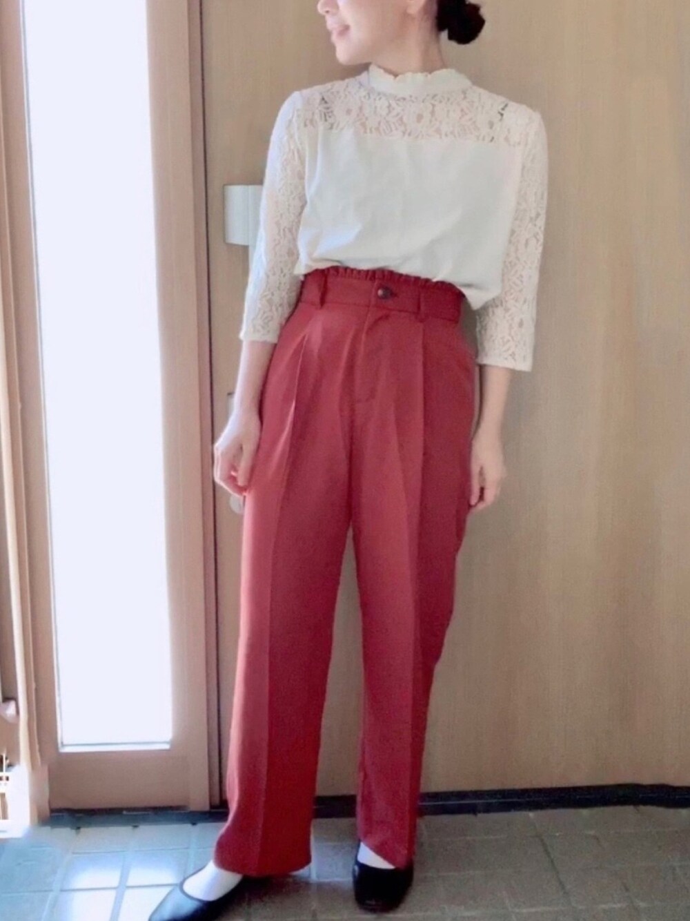 「テラコッタ、秋服準備はじめました、秋服、秋コーデ、オトナカジュアル、低身長、赤パンツ、カンフーシューズ、レーストップス、melrot」｜「earth music&ecologyのウエストフリルパンツ ＊＊（その他パンツ、ブラウン系）」を使った、𝕣 𝕚𝕔𝕒𖤐☄︎さん（レディース・152cm）の秋コーディネートの1枚目の写真