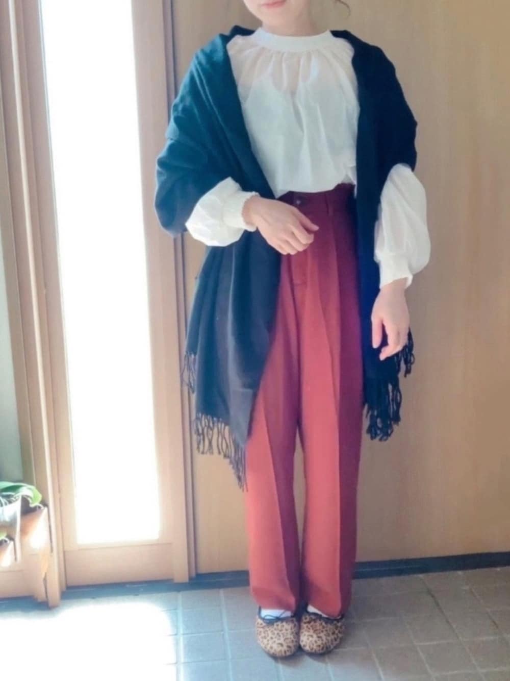 「秋のマイ旬スタイル、テラコッタ、赤パンツ、レオパード、レオパード柄、レオパードシューズ、白シャツ、ボリューム袖、ローリーズファーム(LOWRYS FARM)、お買い物コーデ」｜「SENSE OF PLACE by URBAN RESEARCHの無地ストール（マフラー、ブラック系）」を使った、𝕣 𝕚𝕔𝕒𖤐☄︎さん（レディース・152cm）の秋コーディネートの1枚目の写真