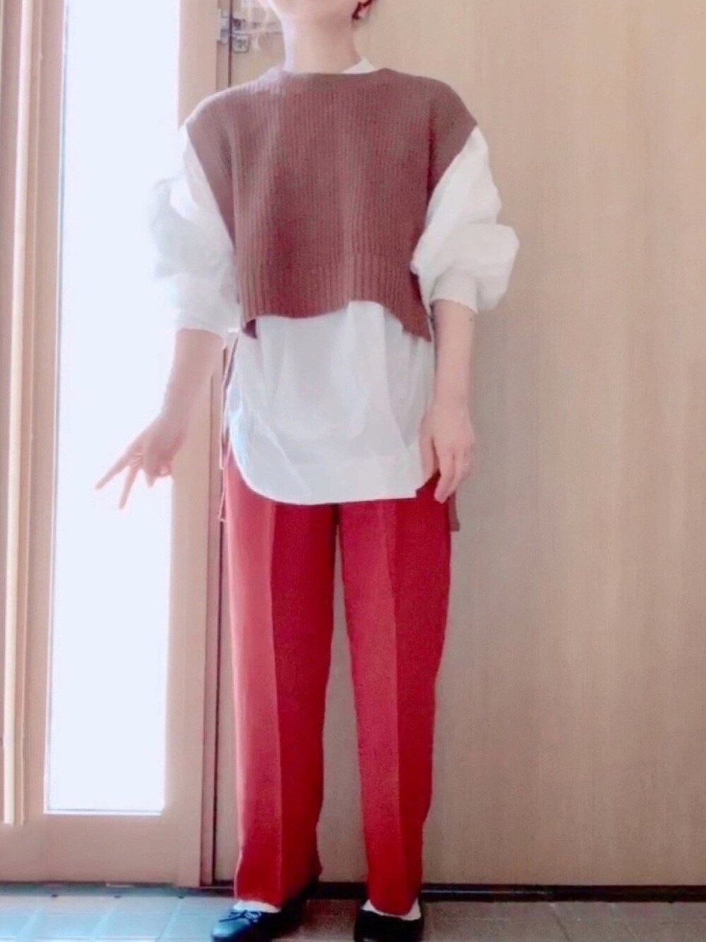 「ラブアンドピース2020、ブラウンコーデ、ブラウン色に染まれ、秋服準備はじめました、センタープレス、ボリューム袖、白シャツ、ベスト、秋のマイ旬スタイル、テラコッタ」｜「Shelly islandの【Shelly island】サイドベルト畔編みニットベスト（ニット/セーター、ブラウン系）」を使った、𝕣 𝕚𝕔𝕒𖤐☄︎さん（レディース・152cm）の秋コーディネートの1枚目の写真