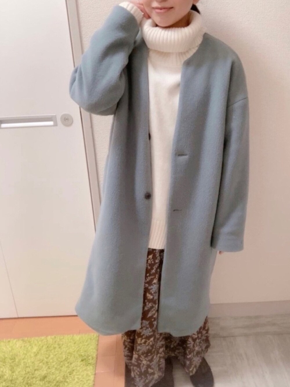 「ノーカラーコート、くすみブルー、タートルネック、タートルネックニット、白ニット、青、ブルー、スカート、花柄スカート、水色コート」｜「YECCA VECCAの【2020秋冬】タートルネックスリットニット　＊（ニット/セーター、ホワイト系）」を使った、𝕣 𝕚𝕔𝕒𖤐☄︎さん（レディース・152cm）の冬コーディネートの1枚目の写真