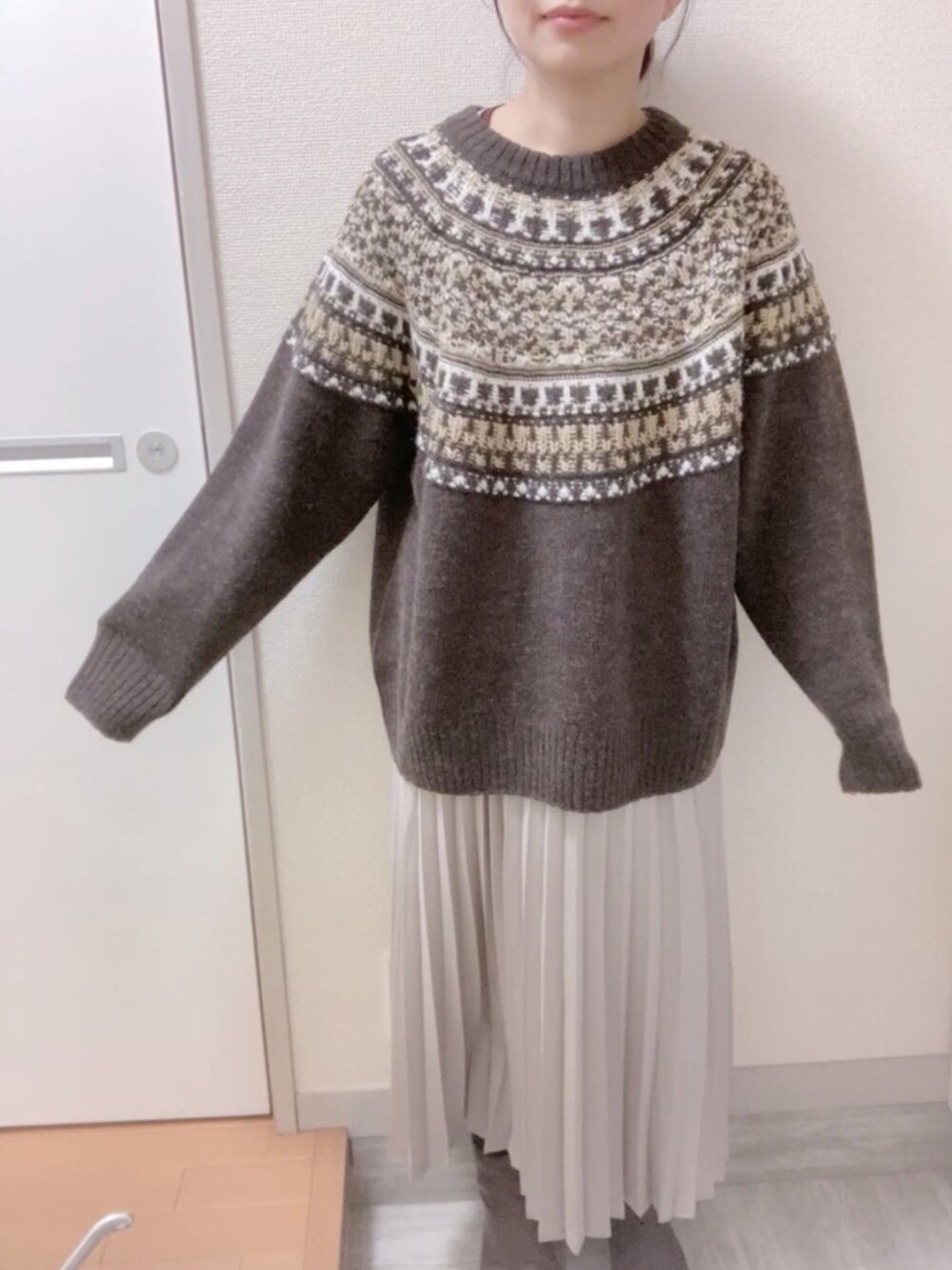 「艶スカート、ツヤ感、プリーツスカート、白スカート、ニット、ブラウンコーデ、茶色ニット」｜「CRAFT STANDARD BOUTIQUEのフェアアイル柄ラグランニットプルオーバー〇（ニット/セーター、ブラウン系）」を使った、𝕣 𝕚𝕔𝕒𖤐☄︎さん（レディース・152cm）の冬コーディネートの1枚目の写真