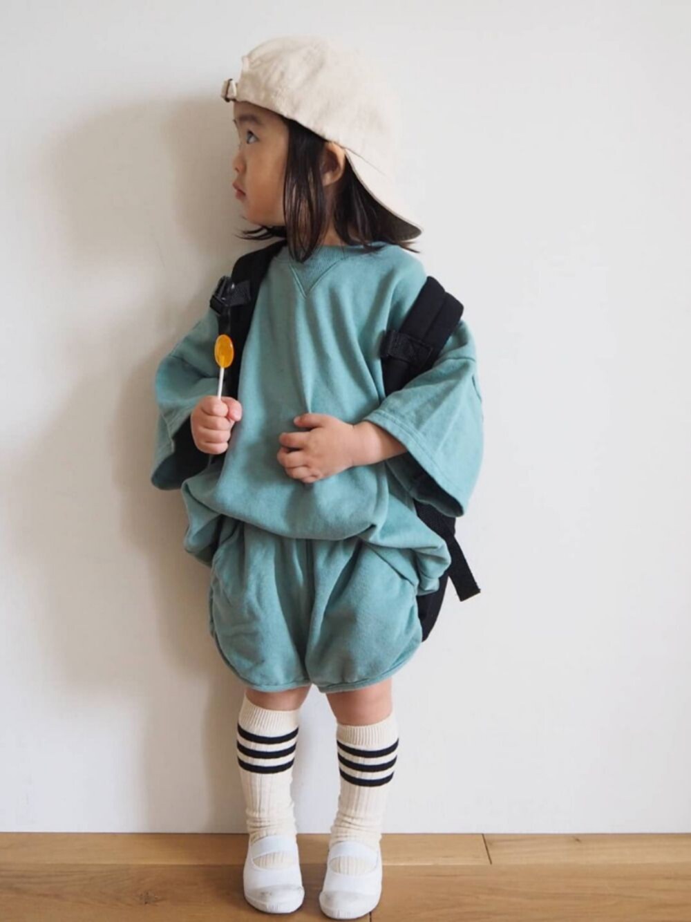 「男の子コーデ、カジュアル、セットアップ、キャップ、2歳、monmimi、monmimiコーデ、グリーン、ラインソックス」｜「monmimiのアイテム（その他トップス、グリーン系）」を使った、aratanさん（キッズ・90cm）の春コーディネートの1枚目の写真