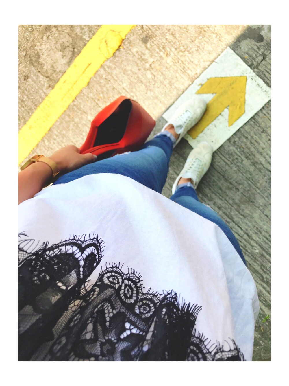 「春コーデ、デニム、大人コーデ、white、レーストップス、春夏コーデ、休みの日、今日のコーデ、今日の服、休日コーデ」｜「ZARAのアイテム（バッグ、レッド系）」を使った、💙コニー💙さん（レディース・155cm）の春コーディネートの1枚目の写真