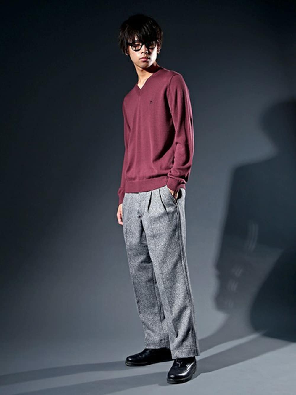 「ニット、カジュアル、ブラック、グレー、レッド、Vネック、ワイドパンツ、ラフ、ゆるコーデ、DUFFER」｜「The DUFFER of ST.GEORGEのHIGH GAUGE V-NECK KNIT：最高品質メリノウール ハイゲージVネックニット（ニット/セーター、レッド系）」を使った、SHINさん（メンズ・180cm）の秋コーディネートの1枚目の写真