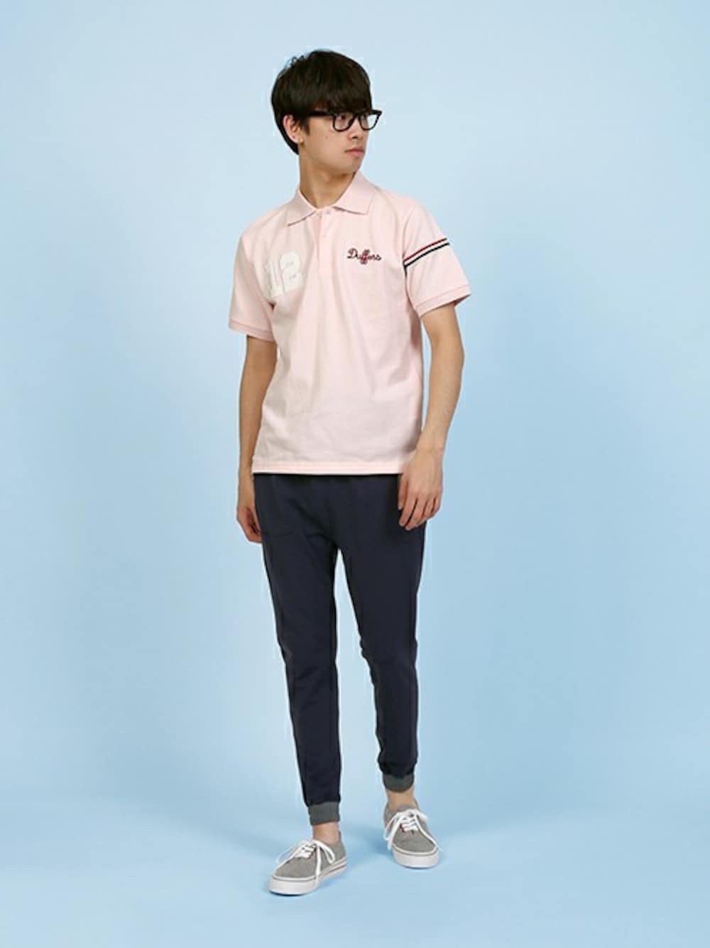 ピンク系のポロシャツ、ブルー系のその他パンツ、グレー系のスニーカーを着用したメンズの夏コーディネートの1枚目の写真