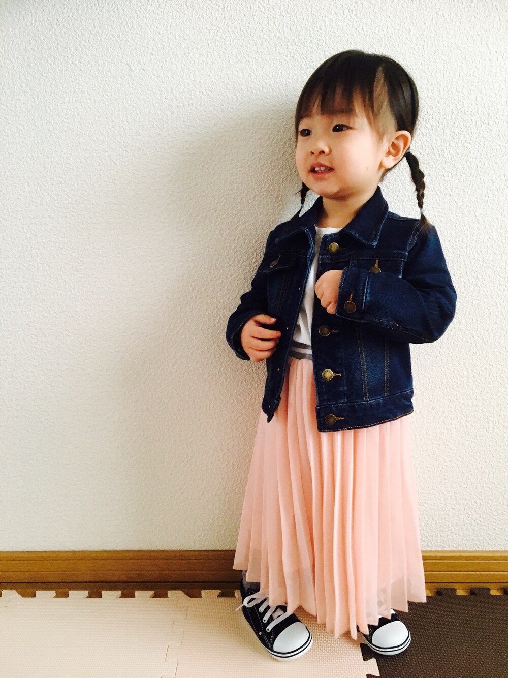 ホワイト系のシャツ/ブラウス、ピンク系のスカート、ブラック系のスニーカーを着用したキッズの冬コーディネートの1枚目の写真