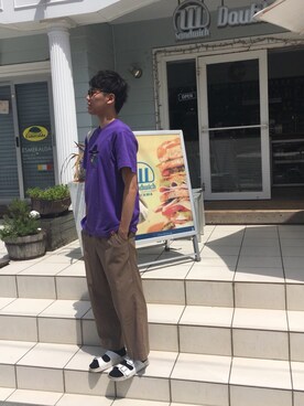 「leftaloneのアイテム（Tシャツ/カットソー、パープル系）」を使った、ひろさん（メンズ・177cm）の春コーディネート