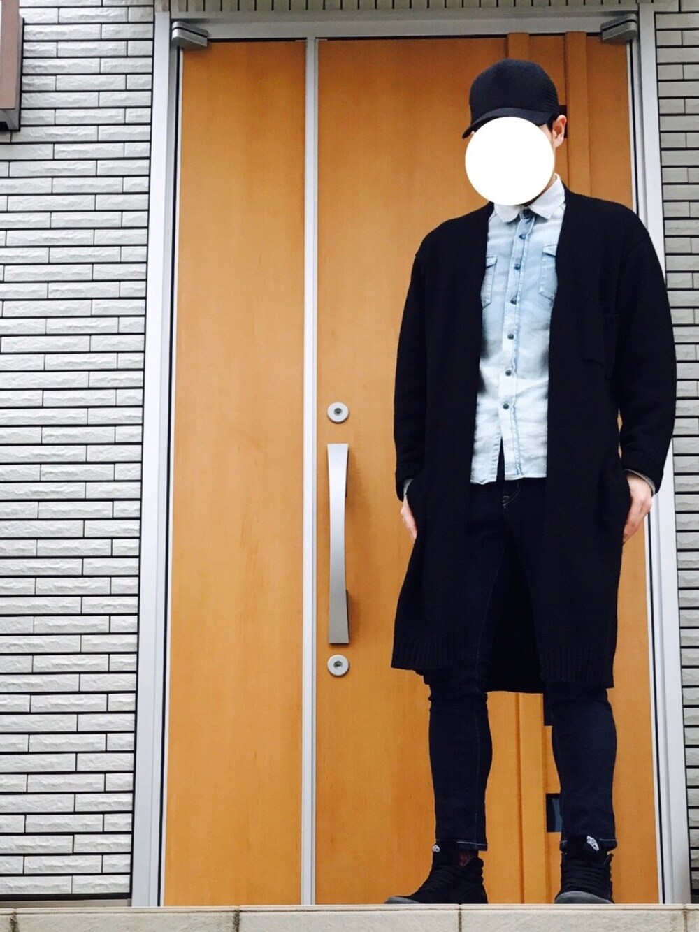「キャップ、カーディガン、デニムシャツ、デニム、スニーカー、UNIF、VANS、はるコーデ」｜「JAMES PERSEのアイテム（キャップ、ブラック系）」を使った、jiroooさん（メンズ・178cm）の春コーディネートの1枚目の写真