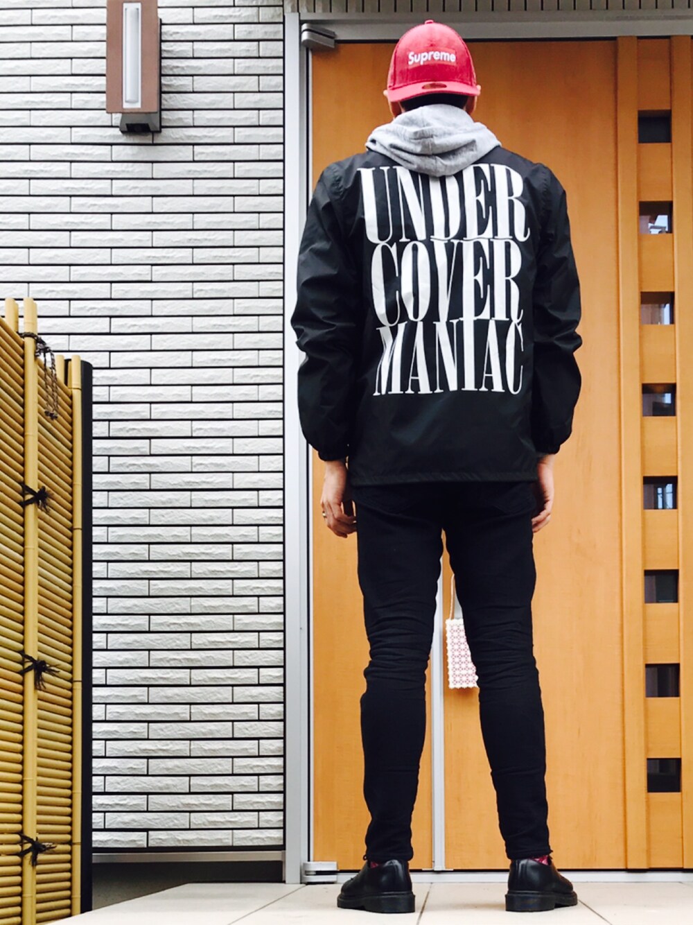 「キャップ、コーチジャケット、デニム、ラフ、秋のコーデ、休日スタイル」｜「Supreme のアイテム（キャップ、レッド系）」を使った、jiroooさん（メンズ・178cm）の秋コーディネートの1枚目の写真