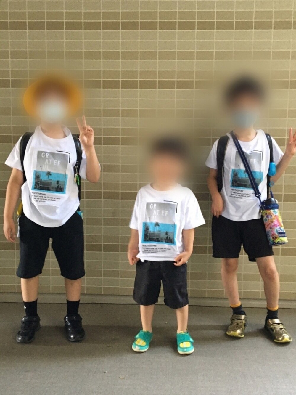 「夏コーデ、プチプラ、カジュアル、ビッグシルエット、白シャツ、キッズコーデ、おそろいコーデ、学校こーで、小学生、3兄弟」｜「coenの【coen キッズ / ジュニア】フォトプリントTシャツ（Tシャツ/カットソー、ホワイト系）」を使った、Y Y Yさん（キッズ・120cm）の夏コーディネートの1枚目の写真