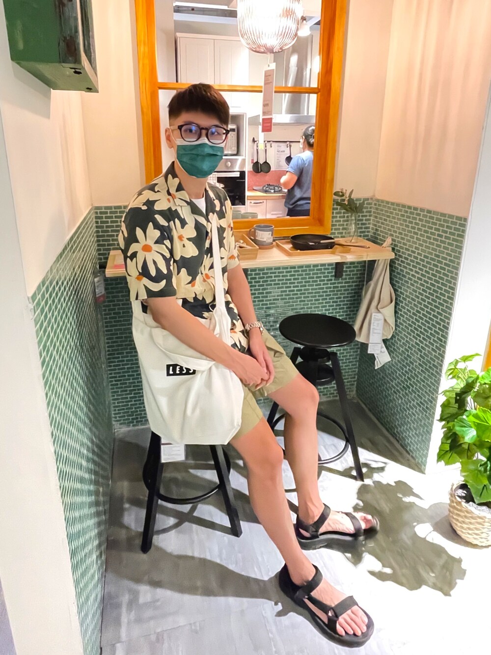 「IKEA」｜「ZARAのアイテム（アンサンブル、イエロー系）」を使った、Sean Chenさん（メンズ・172cm）の夏コーディネートの1枚目の写真