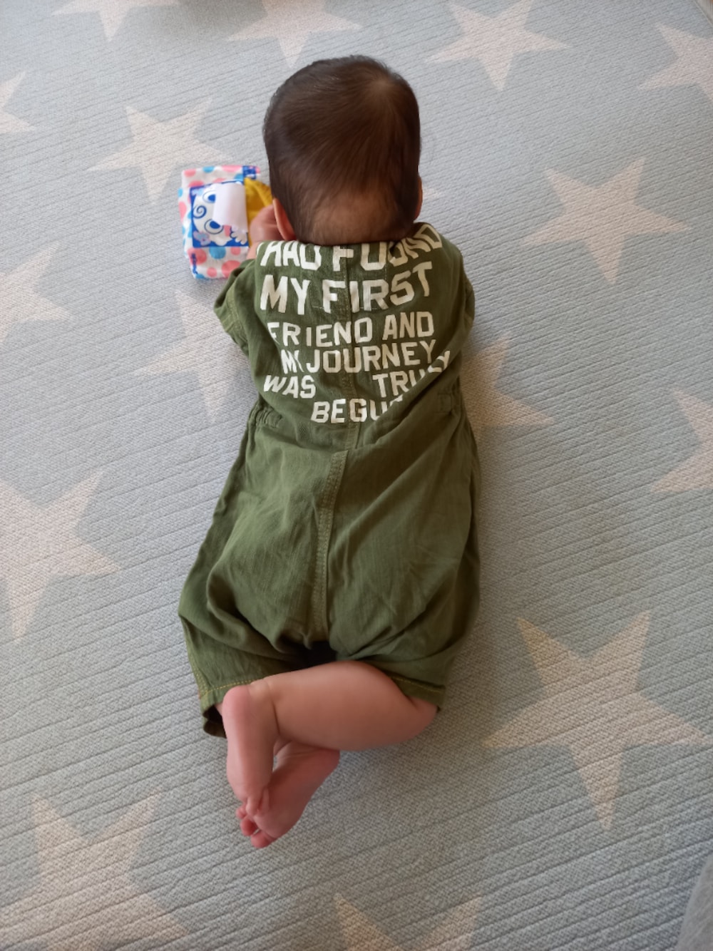 グリーン系のロンパースを着用したキッズの春コーディネートの1枚目の写真