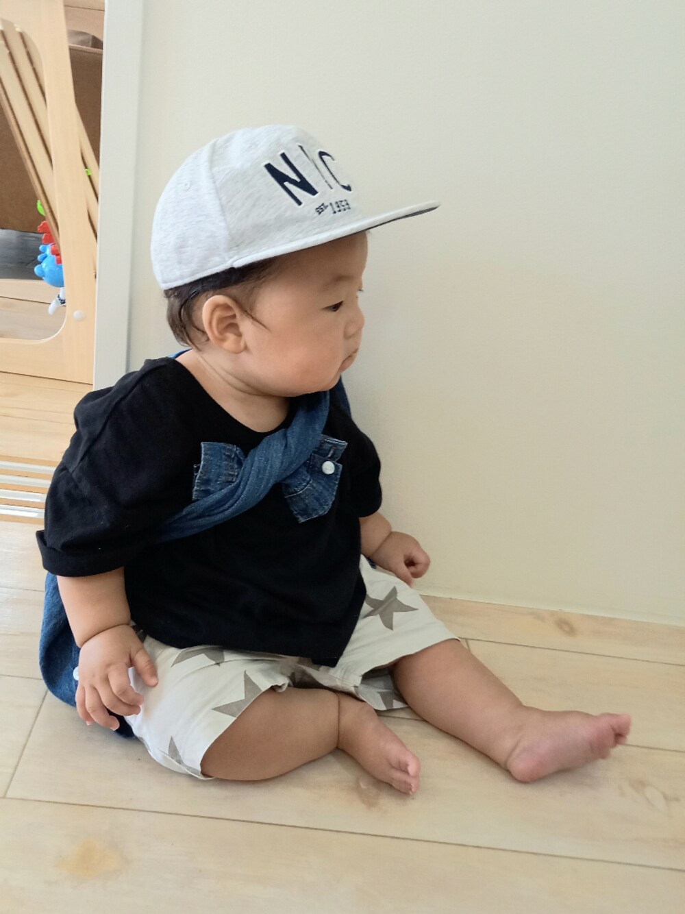 「夏コーデ、シンプルコーデ、キャップ、キッズファッション、おしゃれさんと繋がりたい、たすき掛け、いいね、save、フォローお願いします🤑」｜「H&Mのアイテム（キャップ、グレー系）」を使った、aoto*senaさん（キッズ・70cm）の夏コーディネートの1枚目の写真