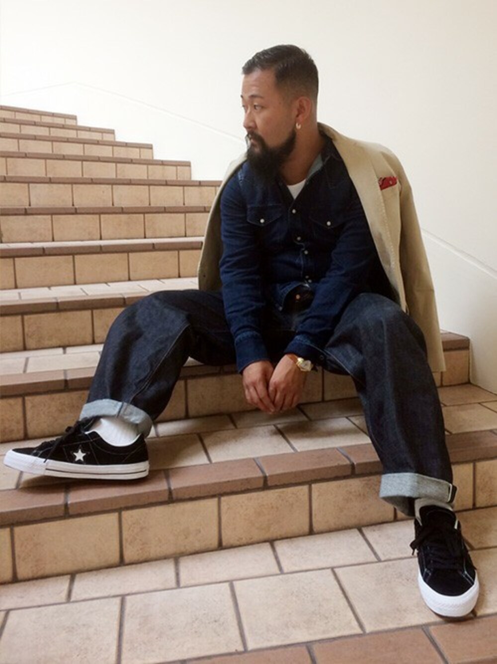 ベージュ系のテーラードジャケットを着用したメンズの秋コーディネートの1枚目の写真