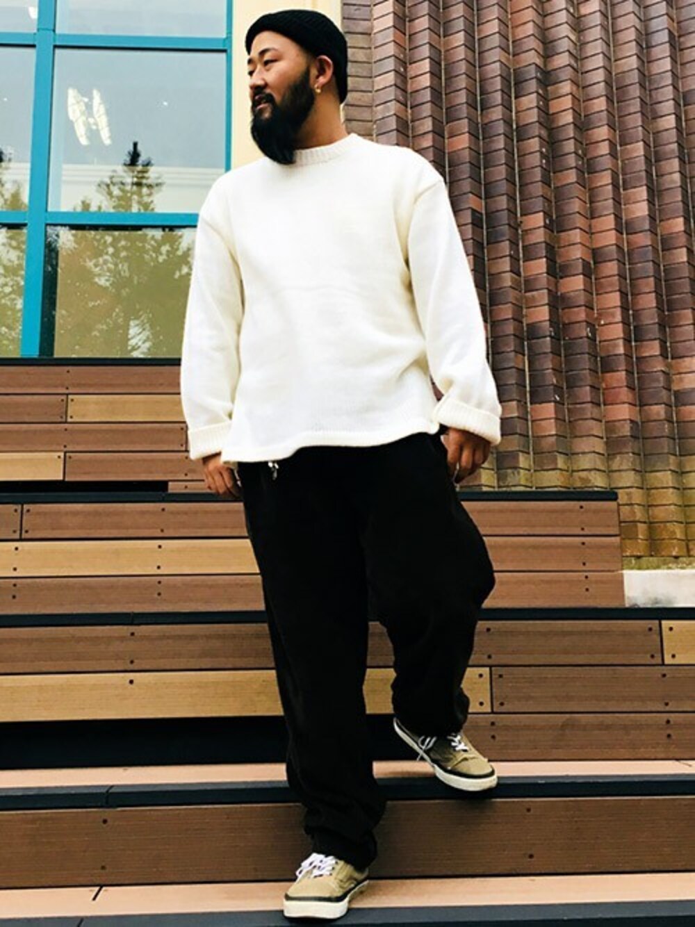 ブラック系のニットキャップ/ビーニーを着用したメンズの冬コーディネートの1枚目の写真