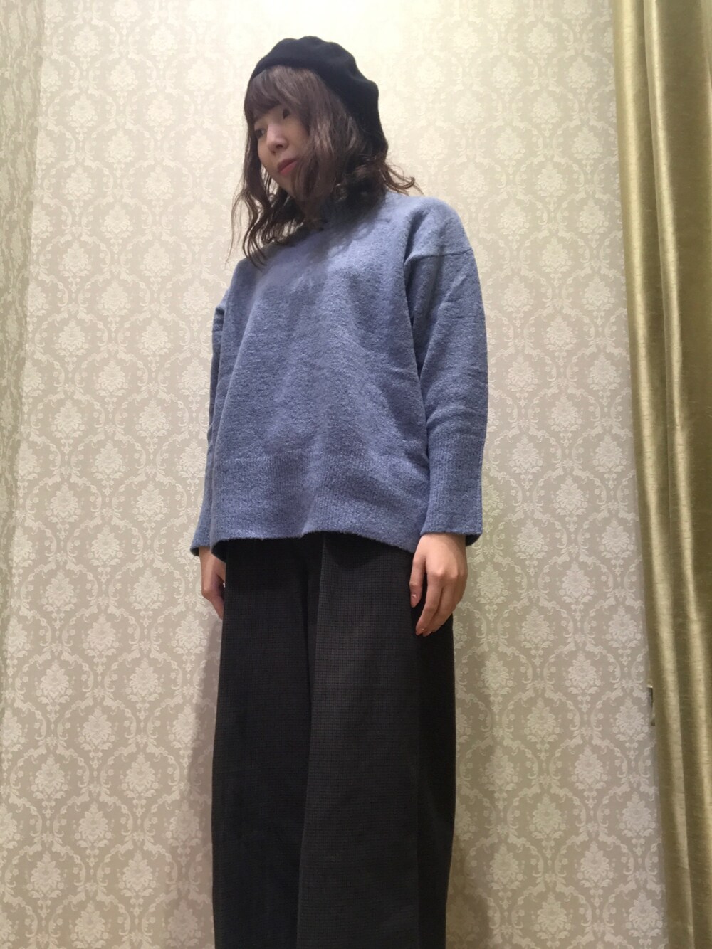 「チェックワイドパンツ、ベレー帽、ブルーニット、リラックススタイル」｜「Green　Parksの・脇スリットハイネックプルオーバー（ニット/セーター、ブルー系）」を使った、Nanaさん（レディース・155cm）の秋コーディネートの1枚目の写真