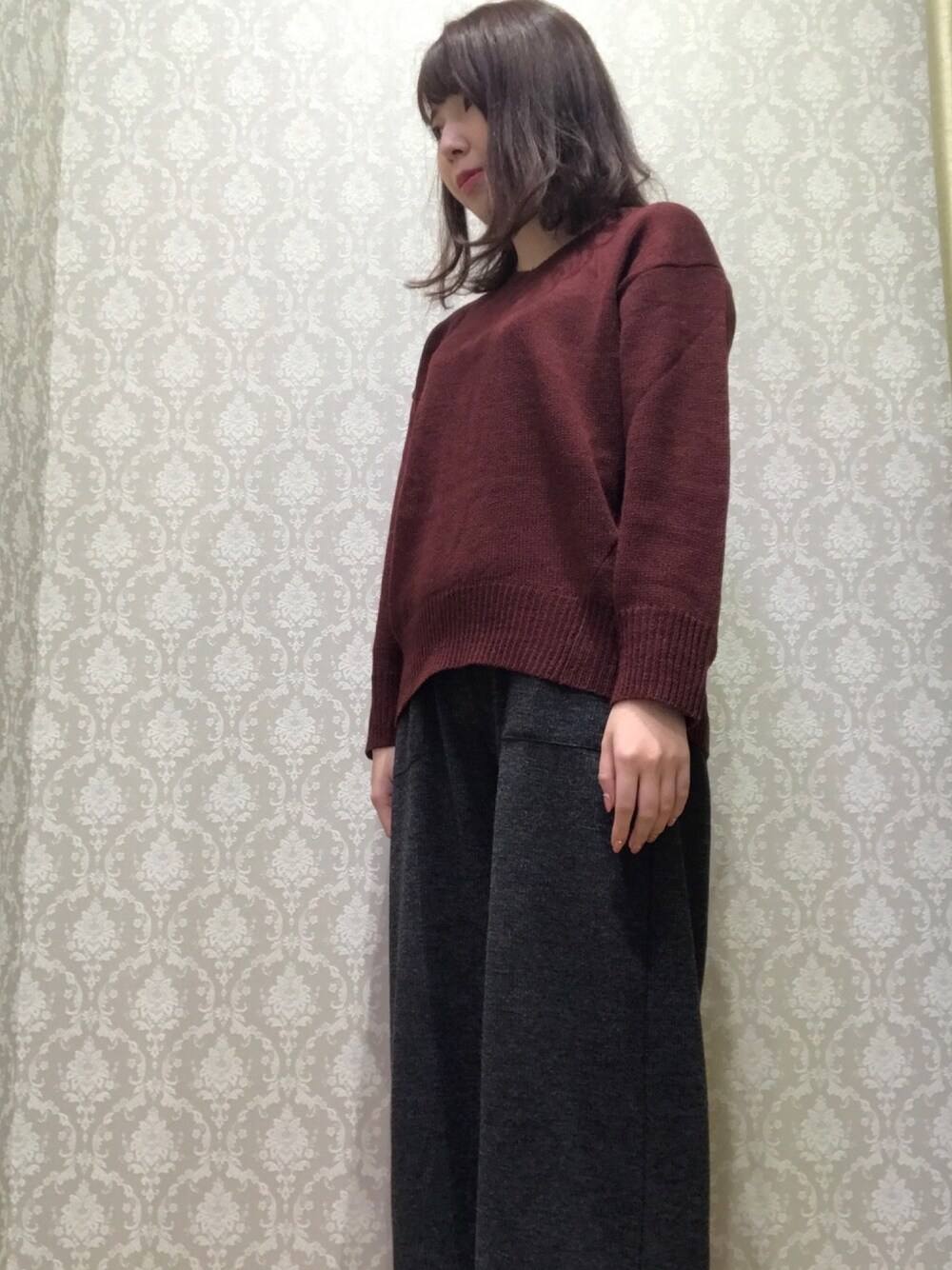 「リブパンツ、ボルドーニット、ゆるコーデ、ラクチンコーデ」｜「Green　Parksの・後下りVネックプルオーバー（ニット/セーター、レッド系）」を使った、Nanaさん（レディース・155cm）の秋コーディネートの1枚目の写真