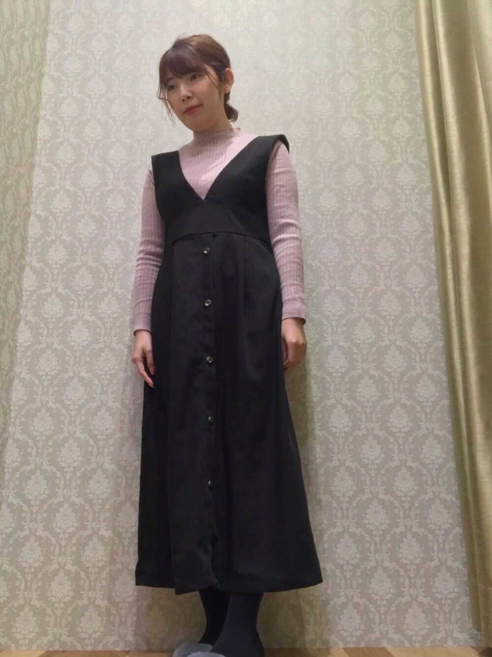 「ジャンパースカート、プチプラ、黒ワンピース、休日コーデ、デートスタイル（WOMEN）、ボトルネック、低身長、ロング丈」｜「Green　Parksの・ボトルネックリブニットプルオーバー（ニット/セーター、ピンク系）」を使った、Nanaさん（レディース・155cm）の秋コーディネートの1枚目の写真