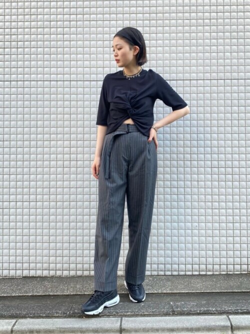 「スニーカー、NIKE、大人カジュアル、スニーカーコーデ、大人コーデ、AMBUSH、NIKE AIR MAX、これが私をアゲる服」｜「AMBUSHのKnot Jersey T-Shirt 12112795（Tシャツ/カットソー、ブラック系）」を使った、藤代さくらさん（レディース・173cm）の春コーディネートの1枚目の写真
