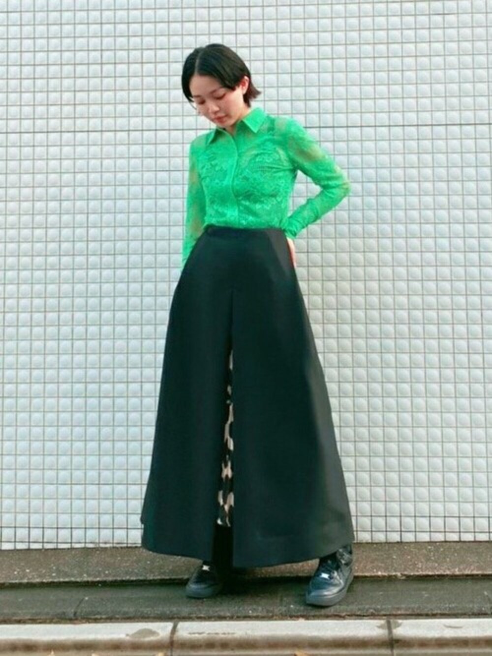 「スニーカー、スカート、ロングスカート、お呼ばれスタイル、WE11DONE、これが私をアゲる服」｜「WE11DONEのWE11DONE BLACK WOOL SILK SLIT DETAIL LONG DRESS - WD-OP0-21-114-W-BK（ワンピース、ブラック系）」を使った、藤代さくらさん（レディース・173cm）の夏コーディネートの1枚目の写真