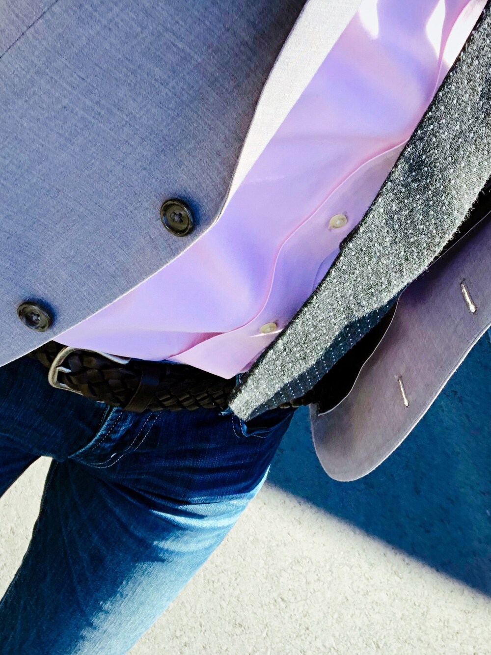 ピンク系のシャツ/ブラウス、ブルー系のデニムパンツ、グレー系のテーラードジャケットを着用したメンズの冬コーディネートの1枚目の写真