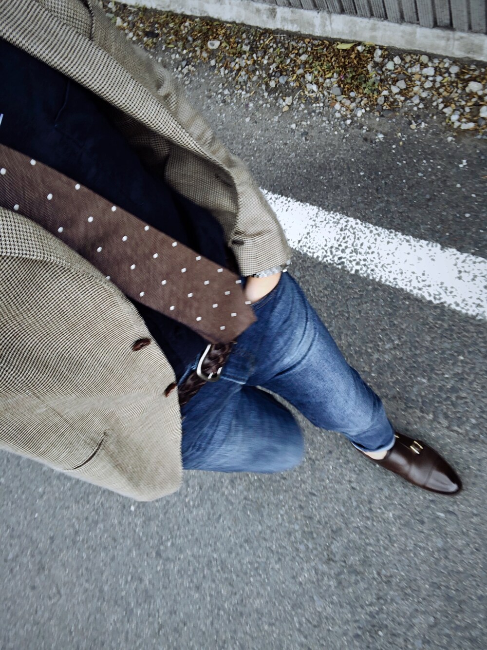 「春、キレイめ、ジャケパン、ジーンズ、シャツスタイル、UNIQLO、大人コーデ、ダブルモンク、サントーニ、ブラウン」｜「UNIQLOのウルトラストレッチジーンズ（デニムパンツ、ブルー系）」を使った、lionさん（メンズ・171cm）の春コーディネートの1枚目の写真