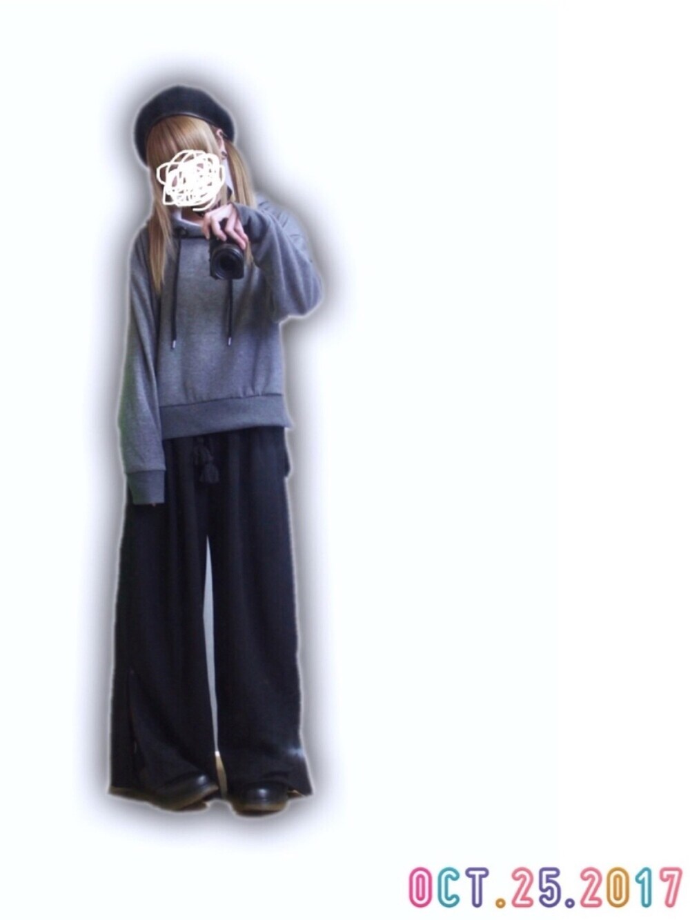 「秋、ベレー帽、ワイドパンツ、グレーのパーカー、ツインテール、黒×グレー、ゆるゆる、シンプル」｜「HAT TRICKのアイテム（ハンチング/ベレー帽、ブラック系）」を使った、「 ねむる 」さん（レディース・156cm）の秋コーディネートの1枚目の写真