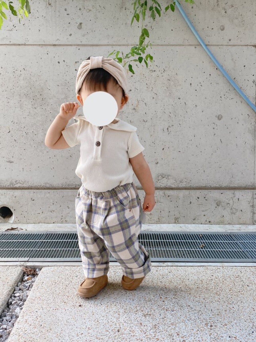 「キッズファッション、女の子、kids、女の子コーデ、プチプラコーデ」｜「Birthdayのアイテム（Tシャツ/カットソー、ホワイト系）」を使った、☕️さん（キッズ・80cm）の冬コーディネートの1枚目の写真