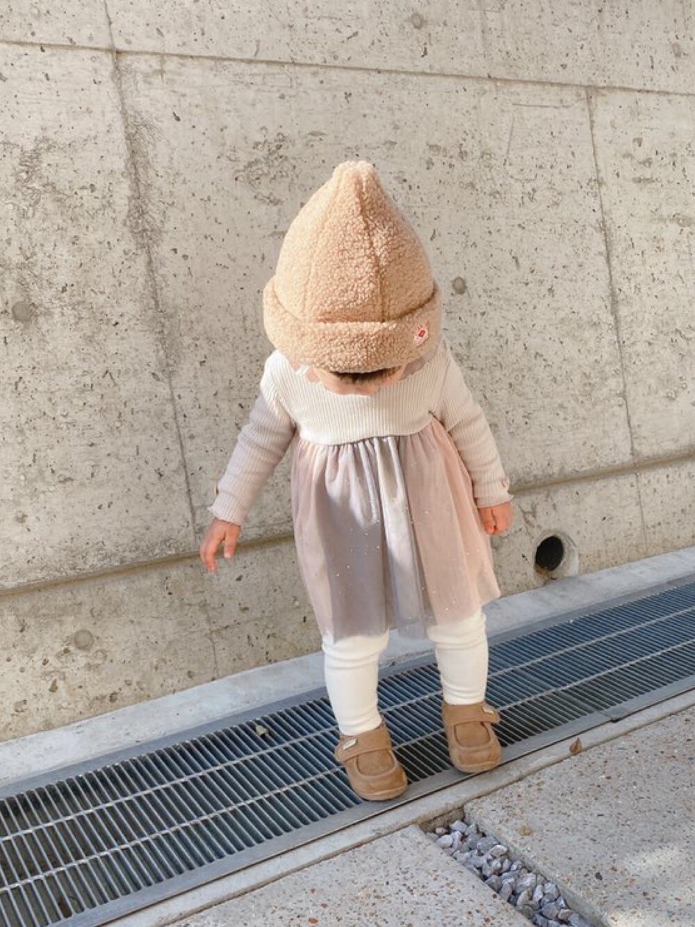 「女の子、キッズファッション、女の子コーデ」｜「Birthdayのアイテム（帽子、ベージュ系）」を使った、☕️さん（キッズ・80cm）の冬コーディネートの1枚目の写真