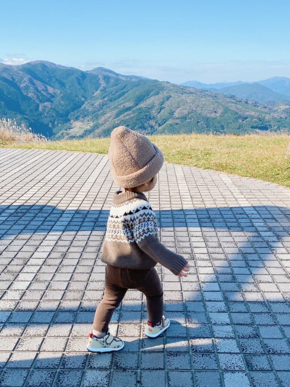「女の子、kids、女の子コーデ、キッズファッション」｜「IFMEのアイテム（スニーカー、ベージュ系）」を使った、☕️さん（キッズ・80cm）の冬コーディネートの1枚目の写真