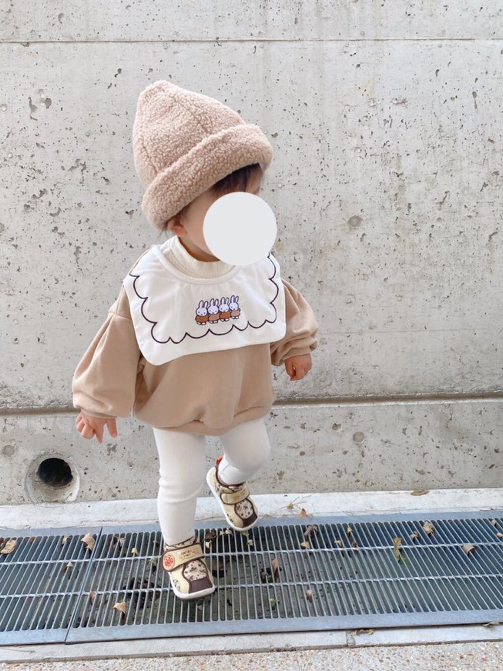 「女の子、kids、プチプラ、プチプラコーデ、女の子コーデ、キッズファッション」｜「Birthdayのアイテム（スウェット、ベージュ系）」を使った、☕️さん（キッズ・80cm）の冬コーディネートの1枚目の写真