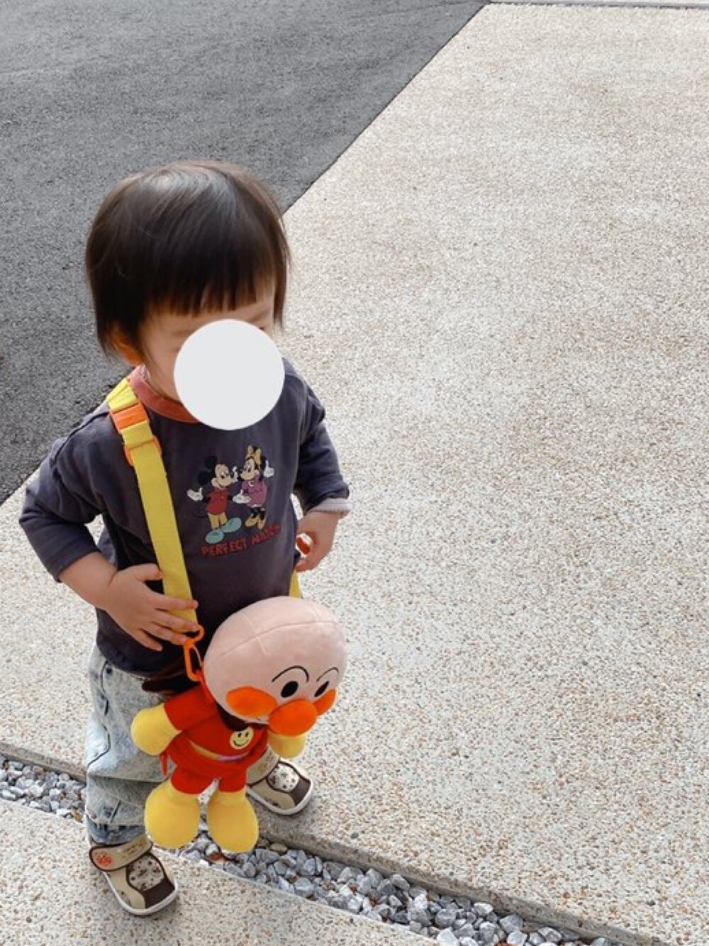 「キッズコーデ、kids、女の子、おんなのこコーデ、アンパンマン、アンパンマンと一緒」｜「Birthdayのアイテム（Tシャツ/カットソー、ブラック系）」を使った、☕️さん（キッズ・80cm）の冬コーディネートの1枚目の写真