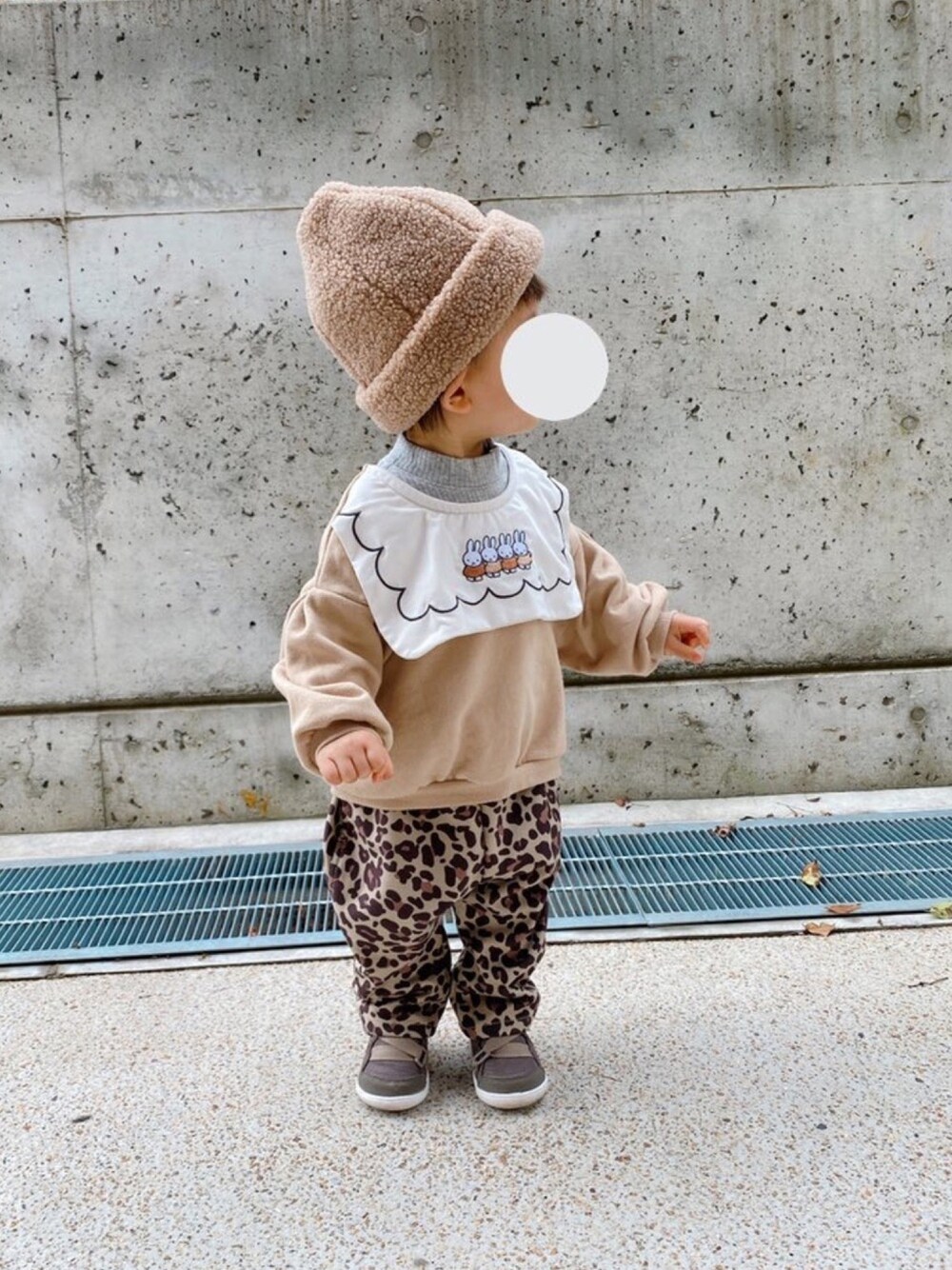 「キッズコーデ、女の子、女の子コーデ、レオパード、もこもこ帽子、BREEZE、birthday、miffy、kids、kidsfashion」｜「Birthdayのアイテム（スウェット、ベージュ系）」を使った、☕️さん（キッズ・80cm）の冬コーディネートの1枚目の写真