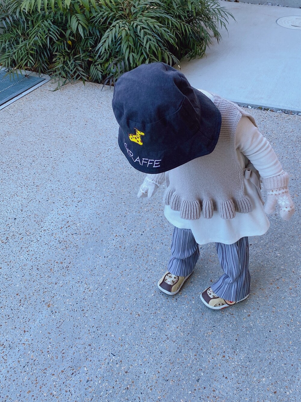「女の子、女の子コーデ、キッズコーデ、キッズファッション、バケットハット、プリーツパンツ、ニットベスト、kids、kidsfashion」｜「Birthdayのアイテム（その他パンツ、グレー系）」を使った、☕️さん（キッズ・80cm）の冬コーディネートの1枚目の写真