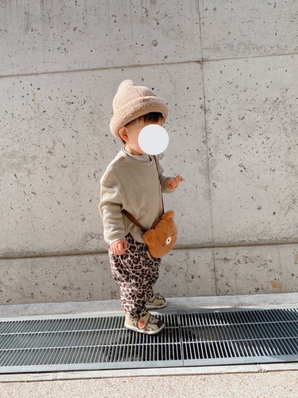 「女の子、女の子コーデ、もこもこ、レオパード、ワッフルクルーネックＴ、kids、kidsfashion」｜「Birthdayのアイテム（Tシャツ/カットソー、ベージュ系）」を使った、☕️さん（キッズ・80cm）の冬コーディネートの1枚目の写真