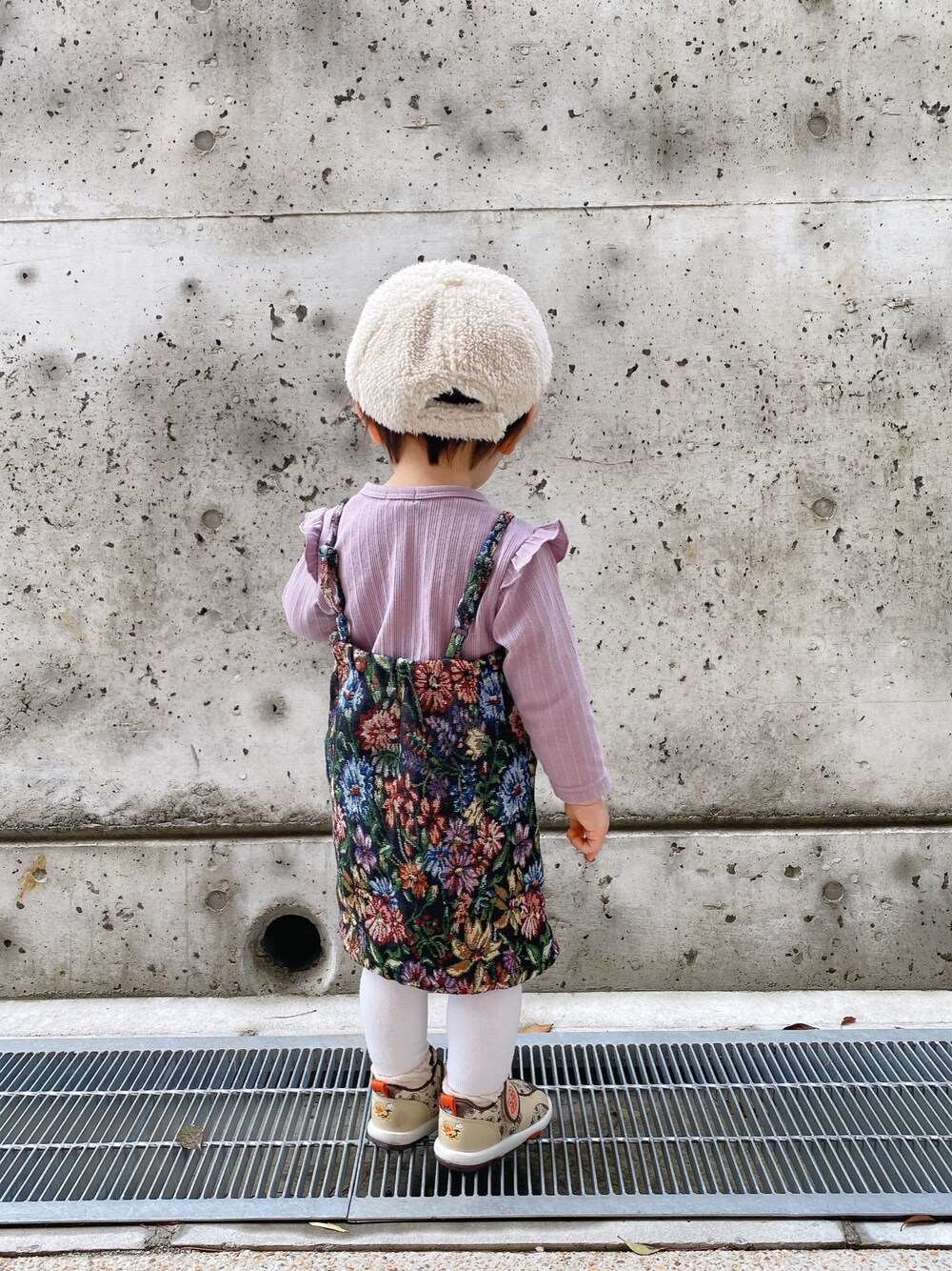 「女の子、女の子コーデ、キャミワンピ、もこもこ帽子、kids、kidsfashion」｜「BRANSHESのゴブラン織り花柄ジャンパースカート（ジャンパースカート、ブラック系）」を使った、☕️さん（キッズ・80cm）の冬コーディネートの1枚目の写真