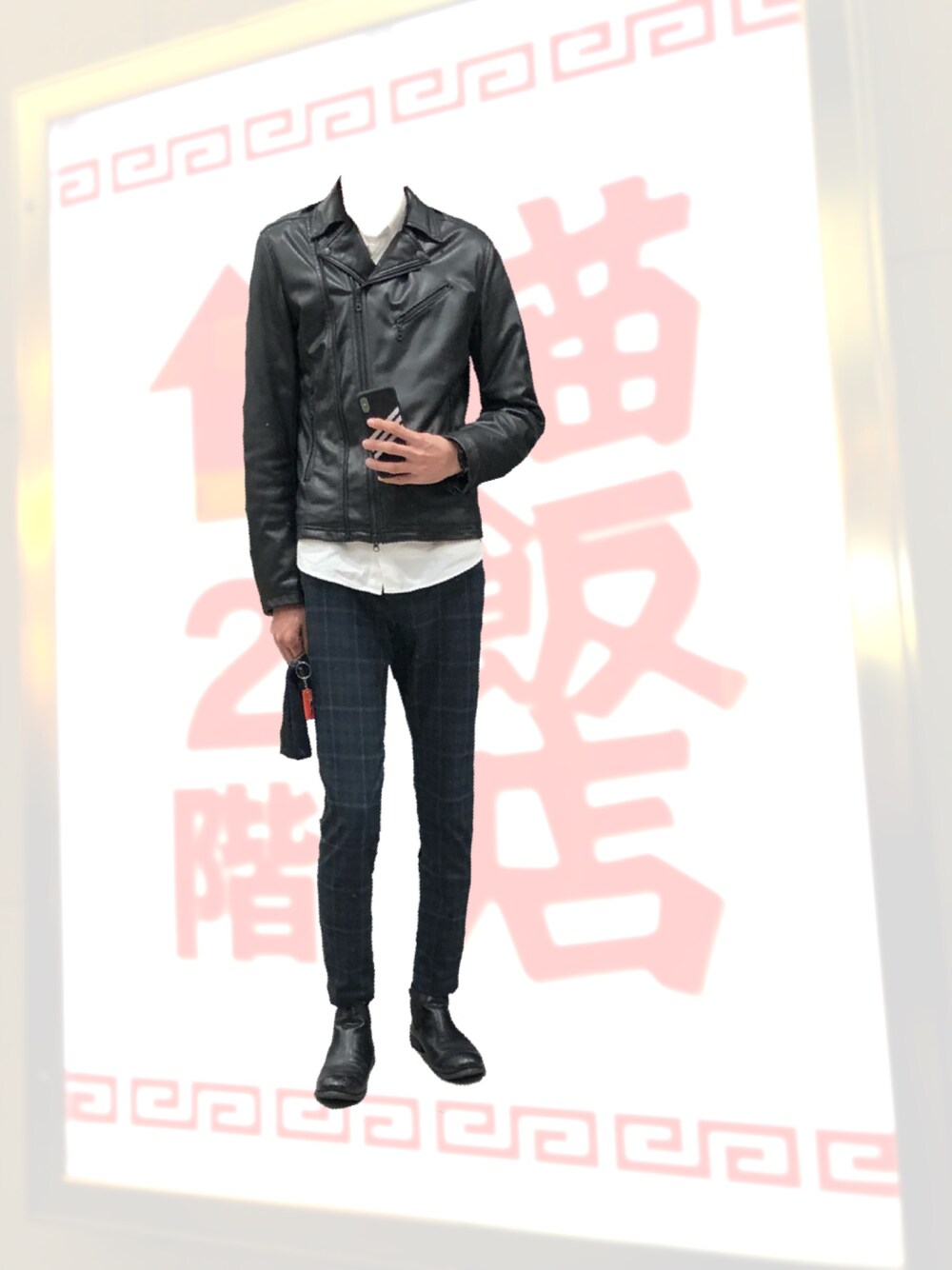 グリーン系のパンツ、ブラック系のブーツ、ブラック系のブルゾンを着用したメンズの秋コーディネートの1枚目の写真