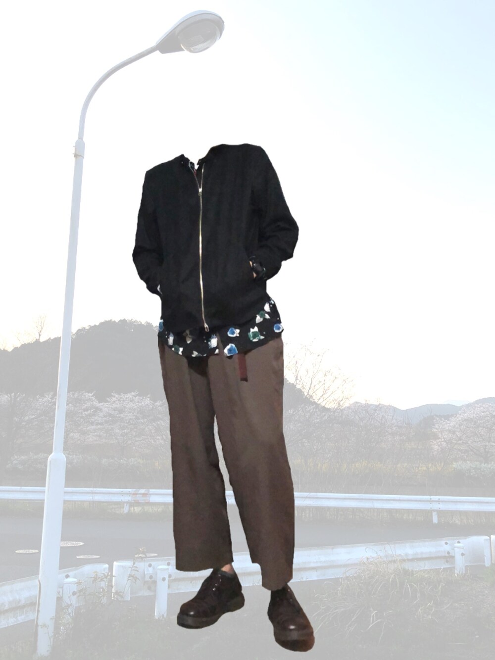 ブラック系のシャツ/ブラウス、グリーン系のその他パンツ、ブラック系のシャツ/ブラウスを着用したメンズの春コーディネートの1枚目の写真