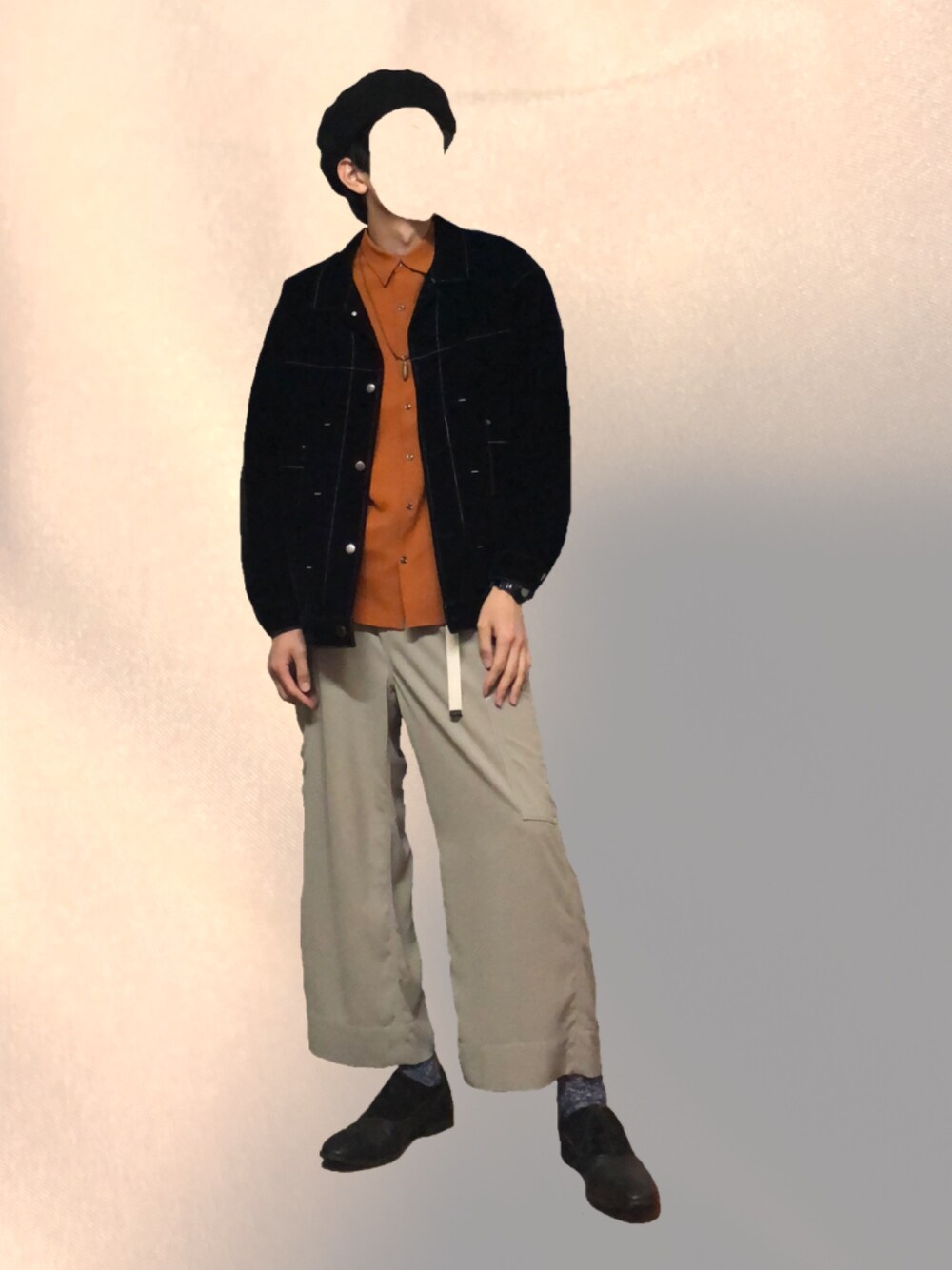 ブラウン系のその他パンツ、オレンジ系のシャツ/ブラウス、ブラック系のブルゾンを着用したメンズの春コーディネートの1枚目の写真